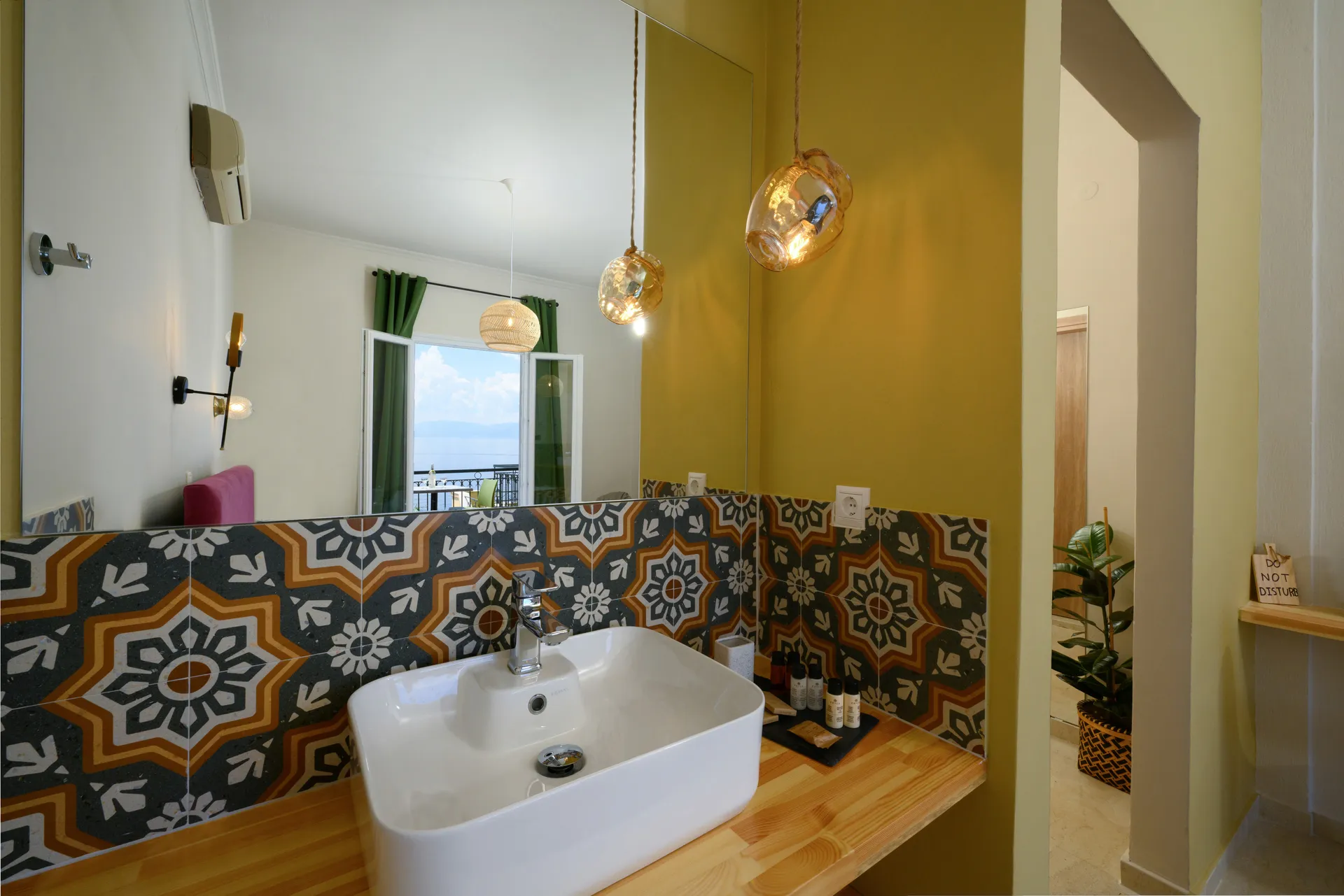 Tiara Holidays - Batelo Hotel - Deluxe Room with Seaview Rooftop - bathroom1